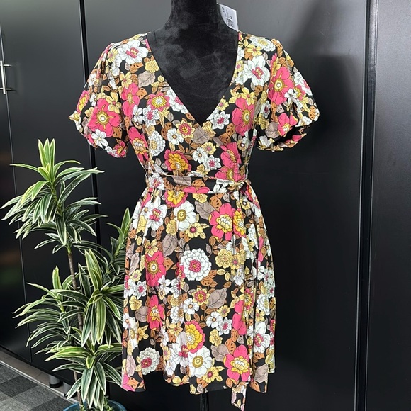 Forever 21 Wrap, low-cut V-neck,puff sleeves, tie waist,floral,linen blend - Picture 1 of 12